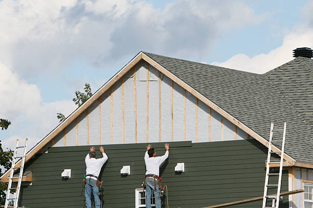 Professional Siding technician working in Glen Ellyn, IL